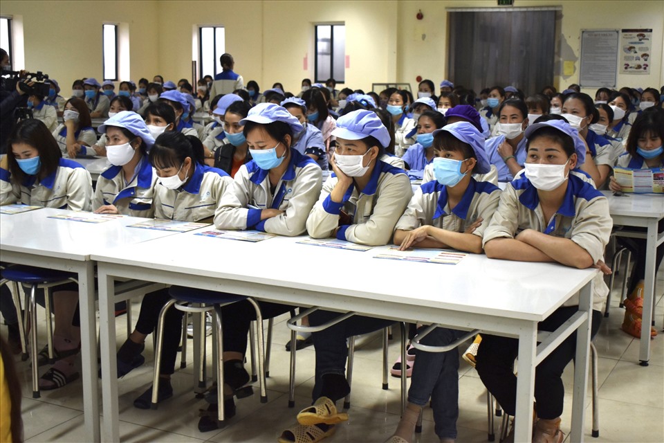 Công nhân lao động lắng nghe báo cáo viên truyền đạt kiến thức. Ảnh: LĐLĐ huyện Tân Yên