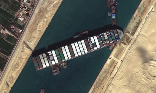 Tàu Ever Given mắc kẹt ở kênh đào Suez, ngày 27.3. Ảnh: Công ty công nghệ Maxar
