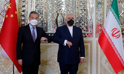 Ngoại trưởng Iran Javad Zarif đón Ngoại trưởng Trung Quốc Vương Nghị ở Tehran ngày 27.3. Ảnh: AFP