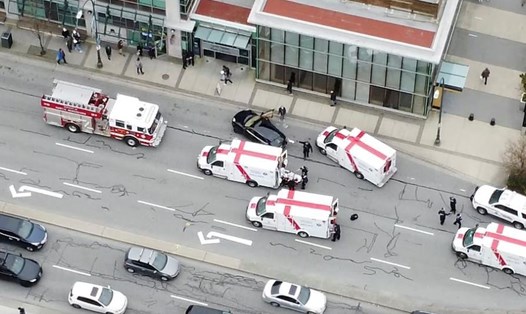 Xe cấp cứu có mặt bên ngoài hiện trường vụ tấn công bằng dao để cấp cứu nạn nhân. Ảnh: RCMP