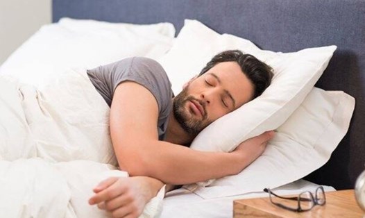 Hãy điều chỉnh thói quen sinh hoạt và đi ngủ sớm để có một giấc ngủ ngon. Ảnh nguồn: Xinhua.