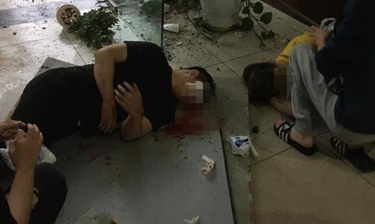 Hai nạn nhân bị thương tại hiện trường mái trần chung cư bị sập ở Hoàng Mai, Hà Nội. Ảnh Phạm Quốc