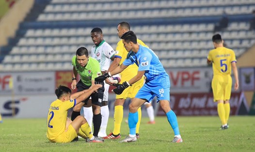 Cầu thủ Nam Định (áo vàng) nằm sân khá nhiều ở trận thắng Bình Định 1-0. Ảnh: VPF.