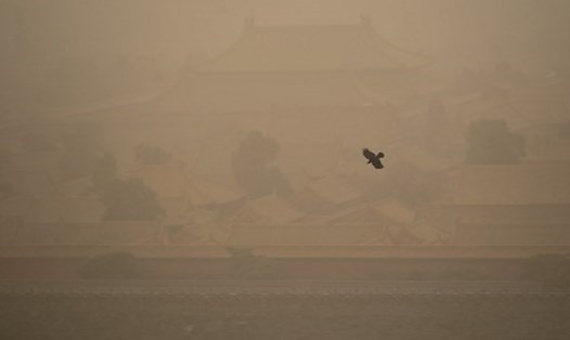 Bão cát khiến thành phố Bắc Kinh chìm trong màn sương mù dày đặc. Ảnh: AFP