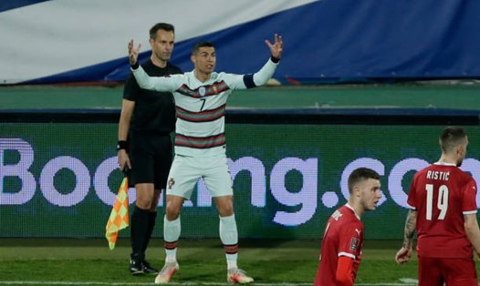 Ronaldo không hài lòng với trọng tài. Ảnh: AFP