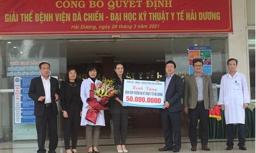 Lãnh đạo UBND tỉnh Hải Dương trao quà tặng cho Bệnh viện Trường Đại học Kỹ thuật Y tế Hải Dương. Ảnh Cổng TTĐT Hải Dương