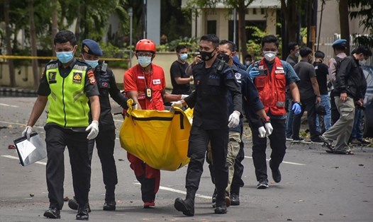 Cảnh sát Indonesia thu thập phần thi thể của nghi phạm đánh bom ở Makassar ngày 28.3. Ảnh: AFP