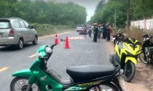 Hiện trường vụ tai nạn khiến người đàn ông tử vong tại con đường vắng ở thị xã Bến Cát, tỉnh Bình Dương. Ảnh: Dương Bình