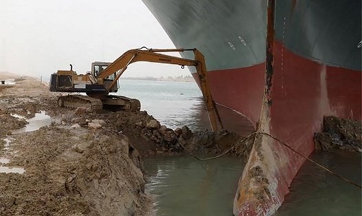 Các nhà chức trách ngày 28.3 đã huy động thêm 2 tàu lai dắt để tăng tốc nỗ lực giải cứu tàu Ever Given đang mắc kẹt trên kênh đào Suez của Ai Cập. Ảnh: AFP