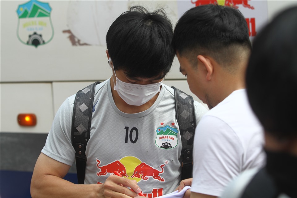 Công Phượng dự bị trận Hoàng Anh Gia Lai - TPHCM. Ảnh: Thanh Vũ