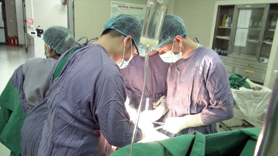 Các bác sĩ phẫu thuật cho bệnh nhân. Ảnh: BVCC Các bác sĩ phẫu thuật cho bệnh nhân. Ảnh: BVCC