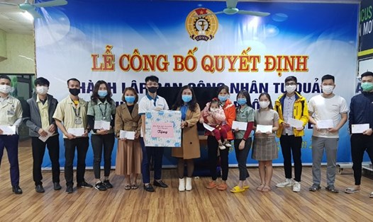 LĐLĐ Thị xã Phổ Yên (Thái Nguyên) tặng quà cho CNLĐ tại Lễ công bố thành lập Khu nhà trọ công nhân tự quản. Ảnh: Y.B