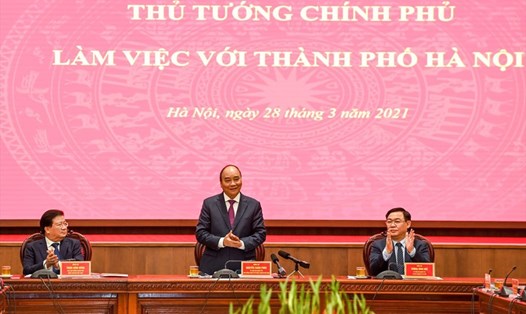 Thủ tướng Chính phủ Nguyễn Xuân Phúc chủ trì buổi làm việc. Ảnh: HNM