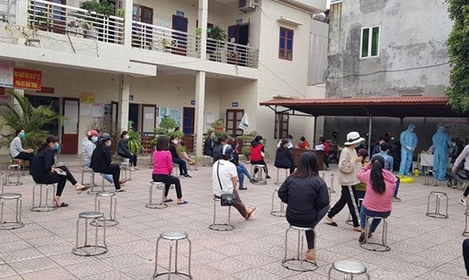 Công dân thực hiện khai báo tại Trạm Y tế thị trấn Thứa (Lương Tài, Bắc Ninh). Ảnh: Trạm y tế cung cấp.