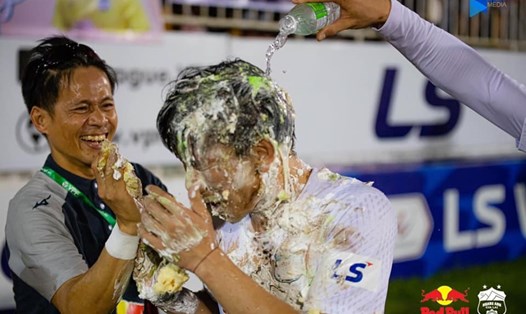 Minh Vương bị đồng đội úp bánh sinh nhật vào mặt ngay trên sân Pleiku. Ảnh: Hoàng Anh Gia Lai FC