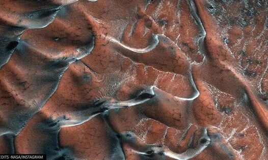 Những đụn cát băng giá trên sao Hỏa. Ảnh: NASA