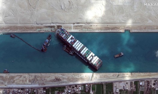 Tàu Ever Given mắc kẹt ở kênh đào Suez. Ảnh vệ tinh của Maxar.