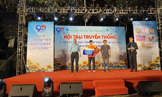 ACC Việt Nam trao học bổng cho VĐV bơi lội Nguyễn Thị Ánh Viên.