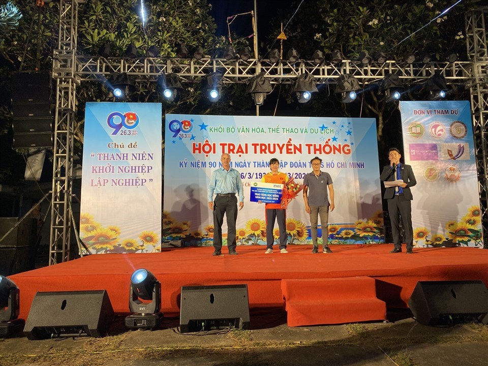 ACC Việt Nam trao học bổng cho VĐV bơi lội Nguyễn Thị Ánh Viên. ACC Việt Nam trao học bổng cho VĐV bơi lội Nguyễn Thị Ánh Viên.