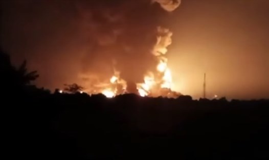 Hỏa hoạn bùng phát tại nhà máy lọc dầu Balongan, Indonesia. Ảnh chụp màn hình YouTube