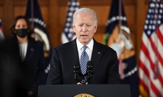 Tổng thống Joe Biden phát biểu và Phó Tổng thống Mỹ Kamala Harris. Ảnh: AFP.