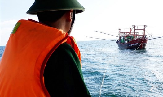 Lực lượng BĐBP Quảng Bình cứu hộ một tàu cá gặp nạn trên biển. Ảnh: BĐBP cung cấp.
