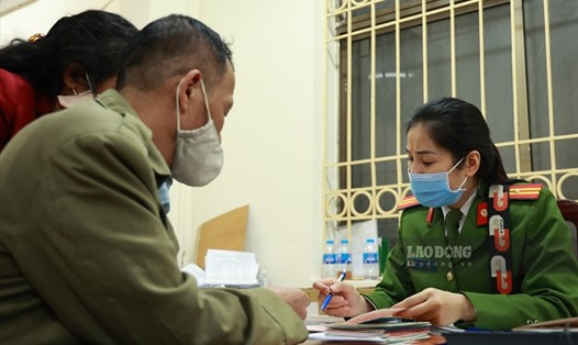Người dân đi làm thẻ căn cước công dân gắn chip tại Hà Nội. Ảnh Hải Nguyễn