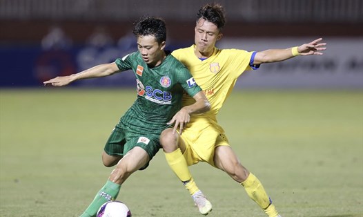 Huấn luyện viên Masahiro Shimoda muốn nâng tầm các cầu thủ trẻ đội Sài Gòn như tiền vệ Tẩy Văn Toàn (trái), năm nay mới 21 tuổi. Ảnh: VPF.