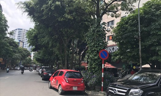 Dừng đỗ ôtô sai quy định trên đường Nguyễn Thị Định. Ảnh: Hiền Thanh