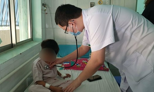 Sức khoẻ bệnh nhi V.N.Đ.Q (6 tuổi, ngụ P.Phước Tân, TP.Biên Hoà, TP.Đồng Nai) đã ổn định và đang được tiếp tục theo dõi. Ảnh: Minh Châu