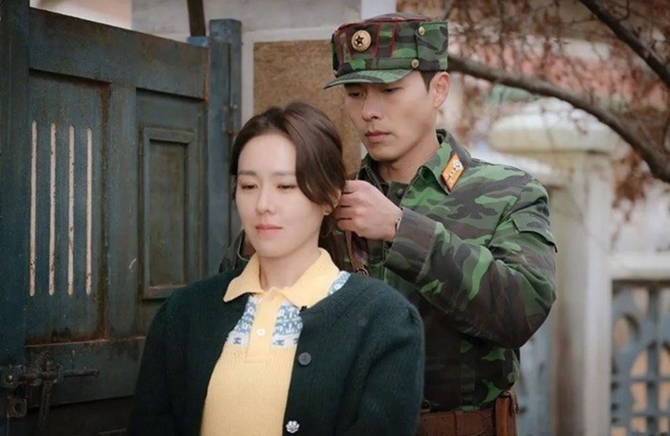 "Hạ cánh nơi anh" của Hyun Bin - Son Ye Jin được chuyển thể thành nhạc kịch trong năm 2022. Ảnh cắt phim. "Hạ cánh nơi anh" của Hyun Bin - Son Ye Jin được chuyển thể thành nhạc kịch trong năm 2022. Ảnh cắt phim.
