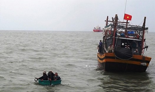 Lực lượng BĐBP cứu hộ một tàu cá gặp nạn trên biển. Ảnh: BĐBP Quảng Bình
