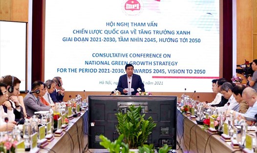 Bộ trưởng Nguyễn Chí Dũng chủ trì Hội nghị Tham vấn xây dựng Chiến lược quốc gia về tăng trưởng xanh giai đoạn 2021-2030, tầm nhìn 2045, hướng tới 2050. Ảnh: Nguyễn Nam