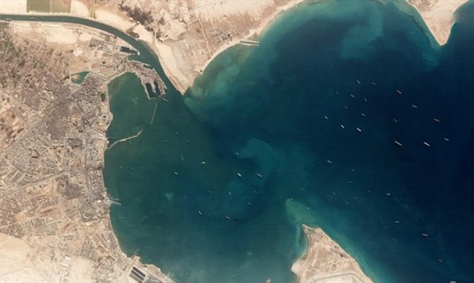 Ảnh do vệ tinh Dove chụp ngày 25.3 cho thấy, tàu Ever Given bị mắc kẹt trong kênh đào Suez (trên cùng bên trái) và hàng loạt tàu chờ đi vào kênh Suez từ phía Biển Đỏ. Ảnh: Planet Labs