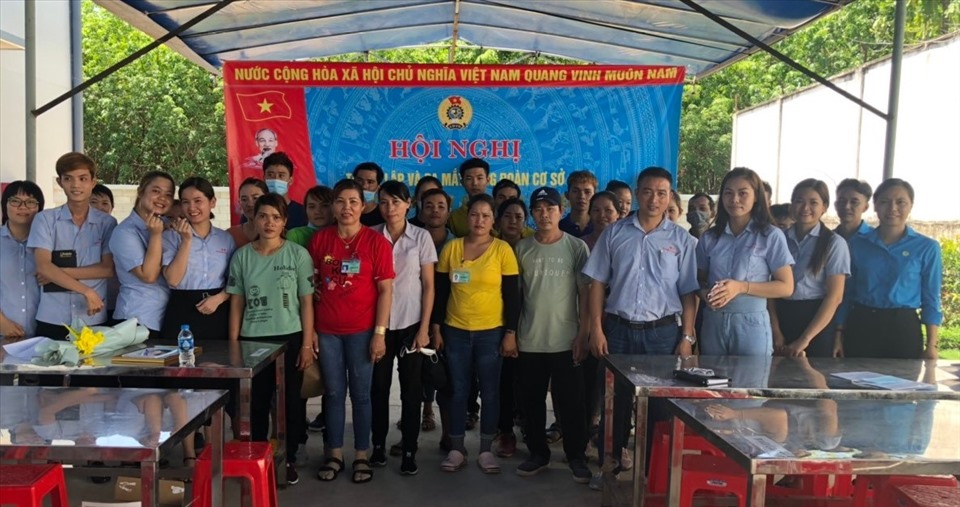 Ban Thường vụ Công đoàn Khu công nghiệp khu vực Đồng Xoài – Đồng Phú chụp hình lưu niệm với các đoàn viên mới. Ảnh: LĐLĐ BP