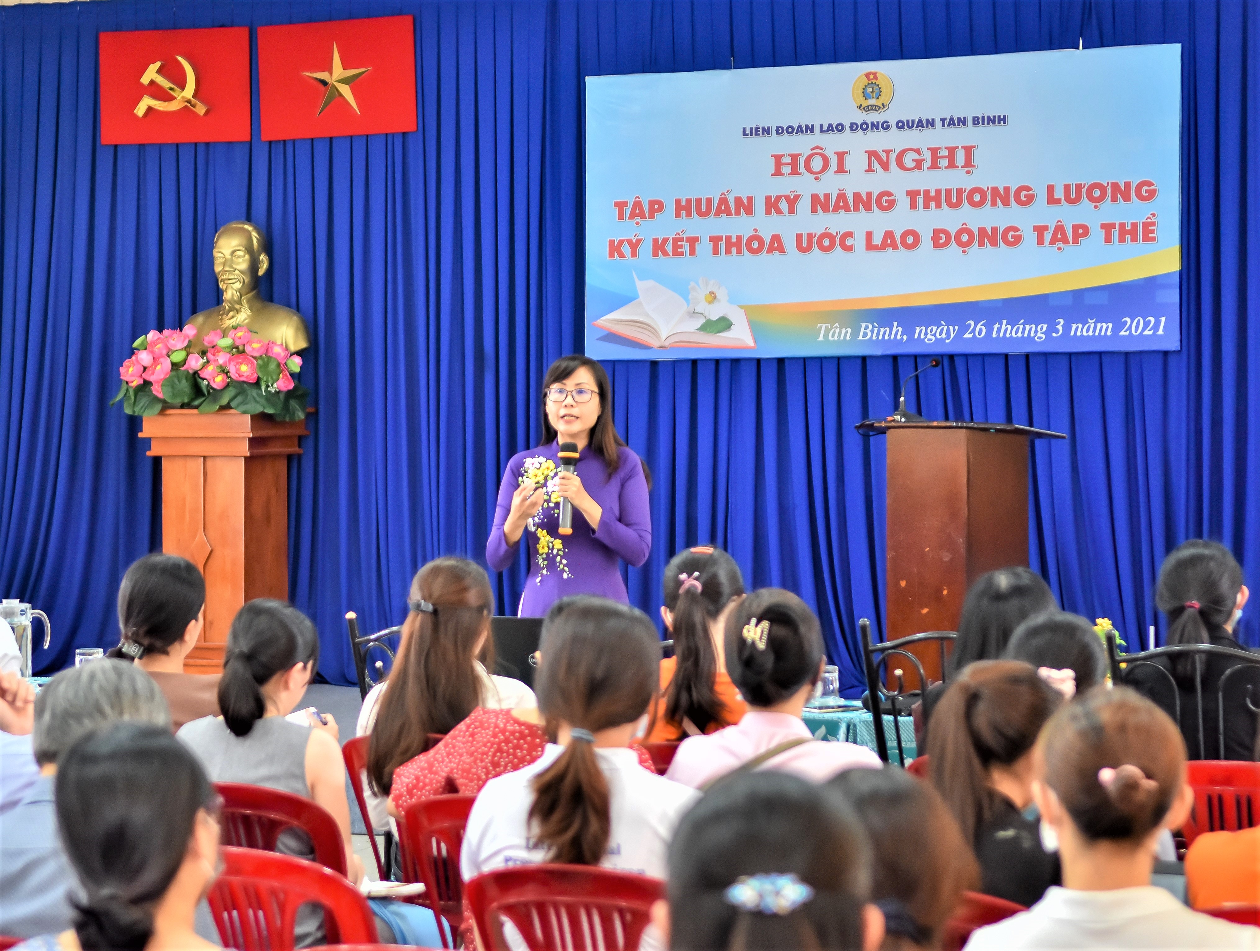 Cán bộ  Ban Chính sách - Pháp luật LĐLĐ TPHCM giới thiệu kiến thức về kỹ năng phương pháp đối thoại, đàm phán, thương lượng và ký kết thoả ước lao động tập thể cho cán bộ công đoàn cơ sở. Ảnh LĐLĐ Tân Bình