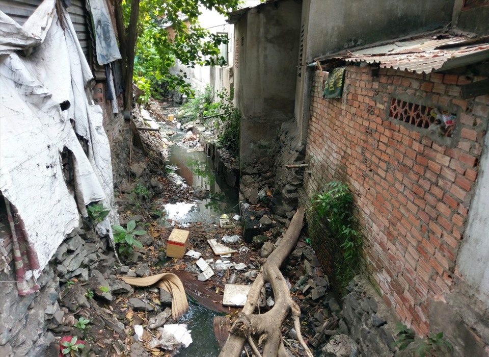 Kênh A41 bị lấn chiếm, thu hẹp dòng chảy khi ra hệ thống thoát nước đường Cộng Hòa.   Ảnh: Minh Quân