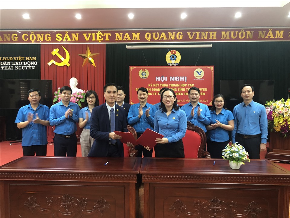 Bà Hoàng Thu Hằng - Phó Chủ tịch Thường trực LĐLĐ tỉnh Thái Nguyên và ông
Nguyễn Nhật Hoàng - Giám đốc MEDLATEC Thái Nguyên ký chương trình phối hợp. Ảnh: Hồ Điệp