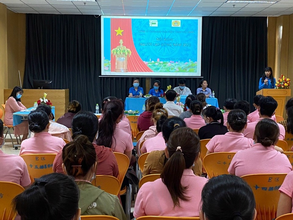 Bà Nguyễn Thị Kim Liên – Chủ tịch Công đoàn Khu kinh tế tỉnh đến dự và phát biểu chỉ đạo hội nghị. Ảnh LĐLĐ Tây Ninh cung cấp