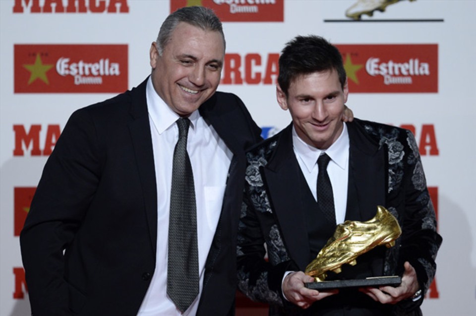 Lionel Messi vượt trội về những thống kê bàn thắng, số trận đấu và danh hiệu nhưng vẫn chưa được cổ động viên Barcelona chọn là vĩ đại nhất. Ảnh: Barcelona