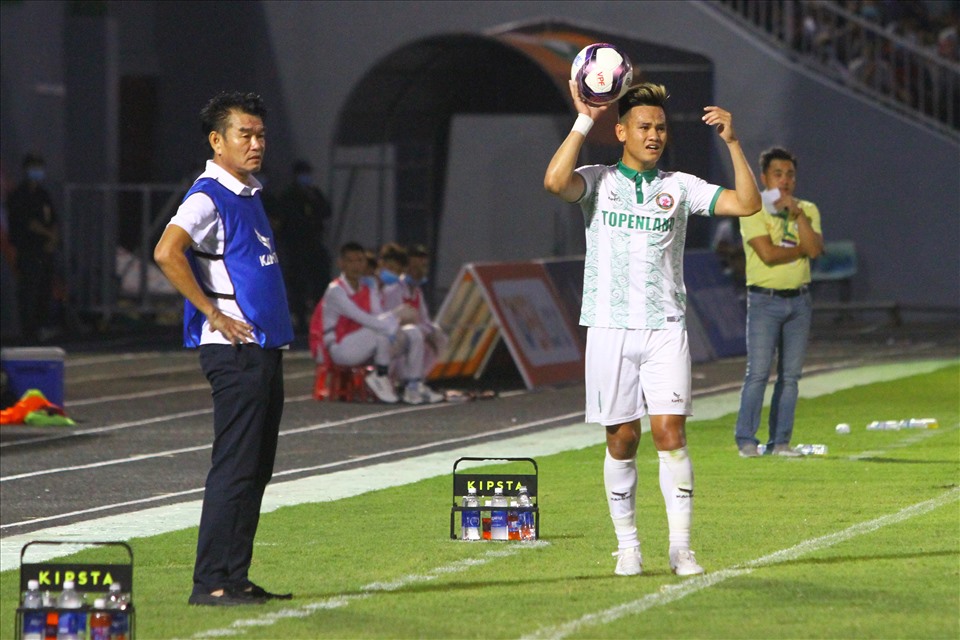 HLV Phan Thanh Hùng không tiếc lời khen cho Tấn Tài. Ảnh: Thanh Vũ