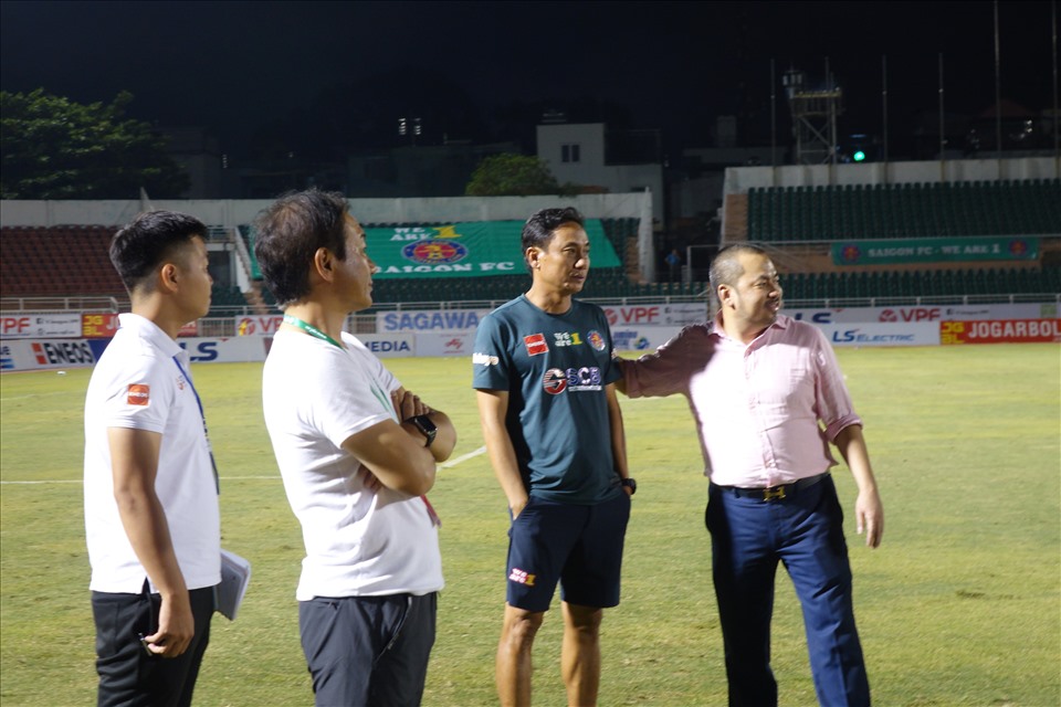 Chủ tịch đội Sài Gòn, ông Trần Hòa Bình nói chuyện với ông Phùng Thanh Phương và huấn luyện viên Shimoda tối 29.3, sau trận thua Nam Định 0-3. Ảnh: Nguyễn Đăng.