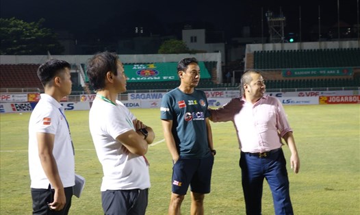 Chủ tịch đội Sài Gòn, ông Trần Hòa Bình nói chuyện với ông Phùng Thanh Phương và huấn luyện viên Shimoda tối 29.3, sau trận thua Nam Định 0-3. Ảnh: Nguyễn Đăng.