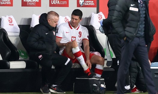 Robert Lewandowski rốt cuộc vẫn lỡ trận đấu quan trọng của đội tuyển Ba Lan với đội tuyển Anh và có thể cả 2 trận tiếp theo của câu lạc bộ Bayern Munich. Ảnh: AFP