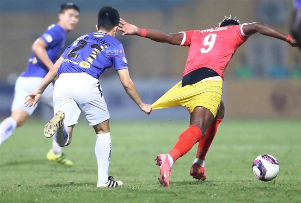 Đình Trọng kéo tụt quần Chevaugh Walsh. Ảnh: Sơn Tùng/Sport5