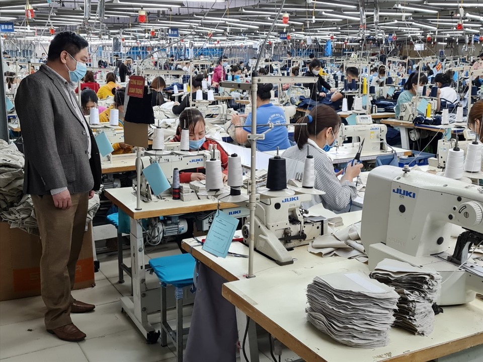 Lãnh đạo LĐLĐ huyện Yên Thế động viên công nhân lao động Công ty Cổ phần May Yên Thế. Ảnh: LĐLĐ huyện Yên Thế
