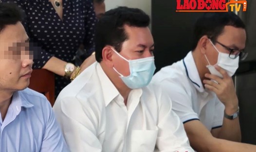 Ông Võ Hoàng Yên (giữa) tại buổi đối chất với vợ chồng ông Huỳnh Uy Dũng liên quan đến việc bị tố cáo có hành vi ăn chặn tiền cứu trợ và xây chùa. Ảnh cắt clip.