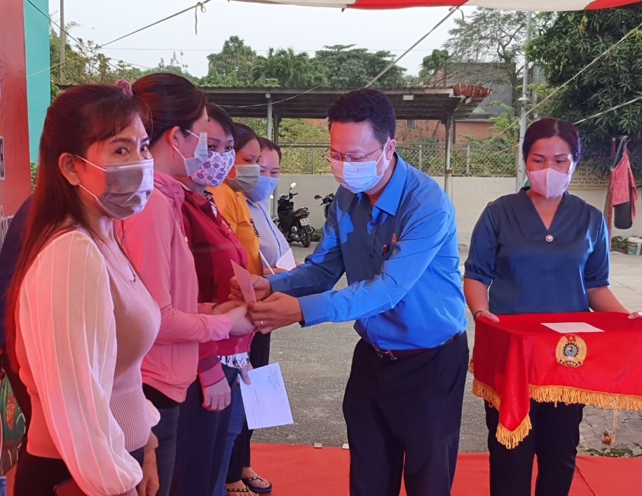 Ông Nguyễn Thành Đô - Trưởng Ban Chính sách - Pháp luật LĐLĐ TPHCM - tặng quà đoàn viên Công đoàn, công nhân lao động có hoàn cảnh khó khăn trong dịp Tết Tân sửu 2021. Ảnh: Nam Dương