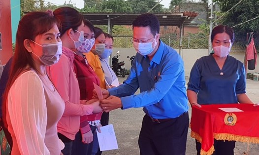 Ông Nguyễn Thành Đô - Trưởng Ban Chính sách - Pháp luật LĐLĐ TPHCM - tặng quà đoàn viên Công đoàn, công nhân lao động có hoàn cảnh khó khăn trong dịp Tết Tân sửu 2021. Ảnh: Nam Dương