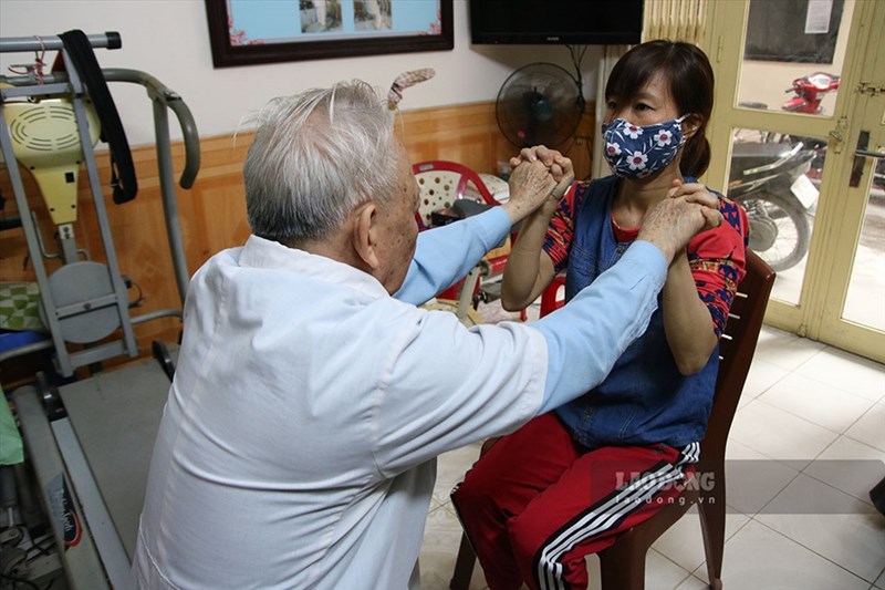 Hà Nội: Người bác sĩ già suốt 30 năm chữa bệnh miễn phí cho người nghèo